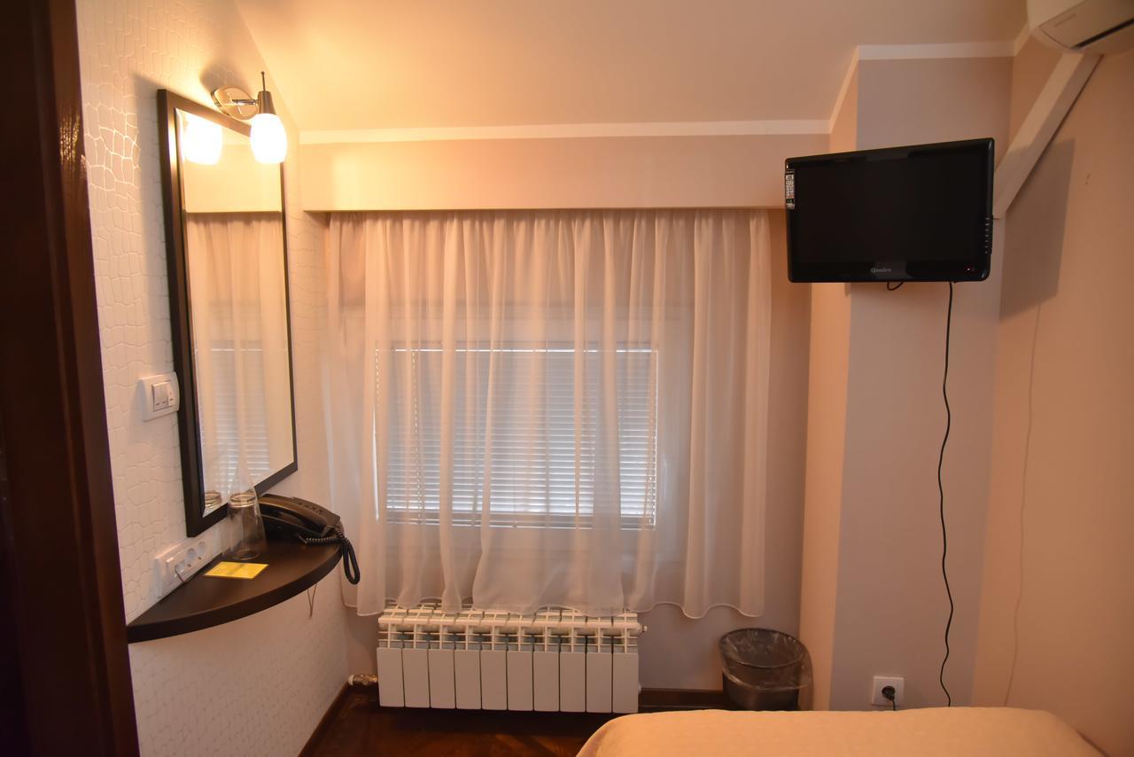 B&B Park Sremcica ภายนอก รูปภาพ