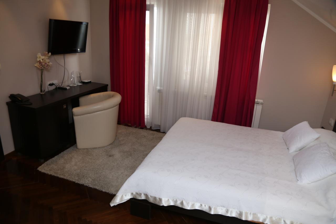 B&B Park Sremcica ภายนอก รูปภาพ